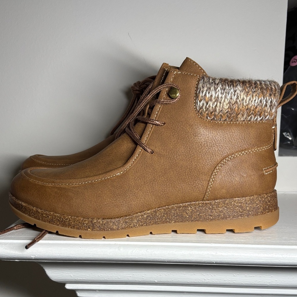 Lace-Up Brown Ankle Boots - Picture 3 of 7